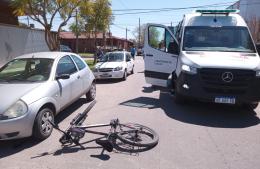 Abrió la puerta del auto y no vio que venía una ciclista