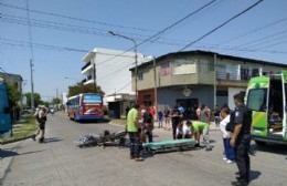 Dos heridos por choque entre moto y colectivo