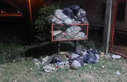 Desde Deportivo Berisso piden no amontonar basura en el canasto: “Los niños quedan expuestos”