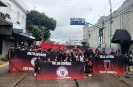 Villa España puso el corazón en la calle: “Sus chicos desfilando con la bandera del club emocionaron a todos”