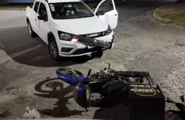 Choque entre pick up y moto: repartidor herido