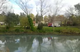 Se acercó al canal de calle Carlos Gardel a orinar, resbaló, cayó al agua y quedó enterrado hasta el cuello