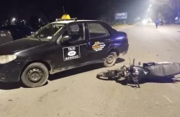 Choque entre un taxi y una moto: un herido trasladado