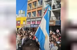 Berisso levantó la Bandera con historia y cariño en un acto que unió a toda la comunidad