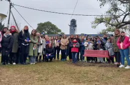 Inauguraron un banco rojo en memoria de Johana Ramallo en la Plaza Islas Malvinas