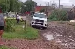 Calles intransitables tras las lluvias: se encajó un patrullero en Villa Progreso