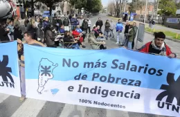 Ajuste a la educación: Asamblea del personal Nodocente de la UTN sobre la Avenida 60