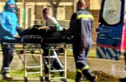 La rápida acción de Bomberos, Defensa Civil y Policía le salvó la vida a un hombre que se había arrojado al canal de la Génova