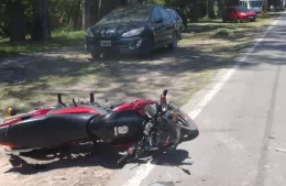 Accidente entre auto y moto dejó un motociclista herido