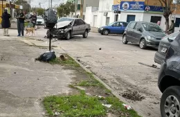 Chocaron dos autos en 12 y 153 y la ligaron otros vehículos estacionados