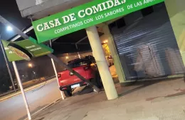 Una camioneta terminó en la vereda tras un choque