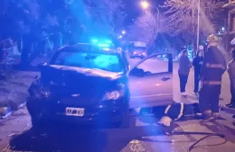 Chocó contra un auto estacionado y quedó atrapada en el vehículo