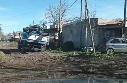 Insólito en Villa Argüello: el camión que fue a rescatar a otro terminó también encajado