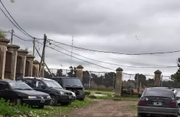 Alerta en el barrio Nueva York por la acumulación de autos abandonados
