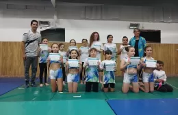 Gimnastas del Club Villa Banco Constructor homenajearon a Román Wolf, histórico profesor