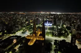 La Catedral de La Plata se llena de luz y su campanario de música otra vez