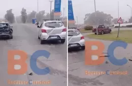 Violento choque en la 60: Una camioneta embistió a varios vehículos detenidos en un semáforo