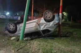 Accidente con suerte: volcó un auto y no hay heridos