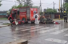 Accidente: una moto impacta contra un camión de bomberos en 7 y 152