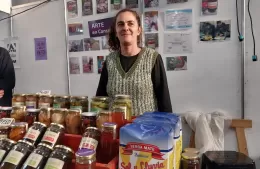 Natalia Baldo con su stand, presente en la XXI Edición de la Fiesta del Vino de la Costa