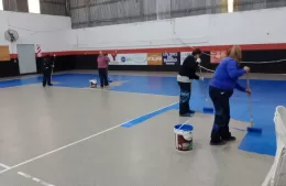 Se pinta la cancha principal del Club Villa España