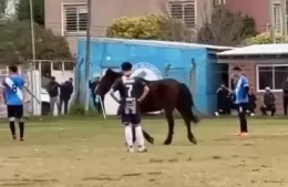 Insólita visita en Villa San Carlos: un caballo se sumó al partido